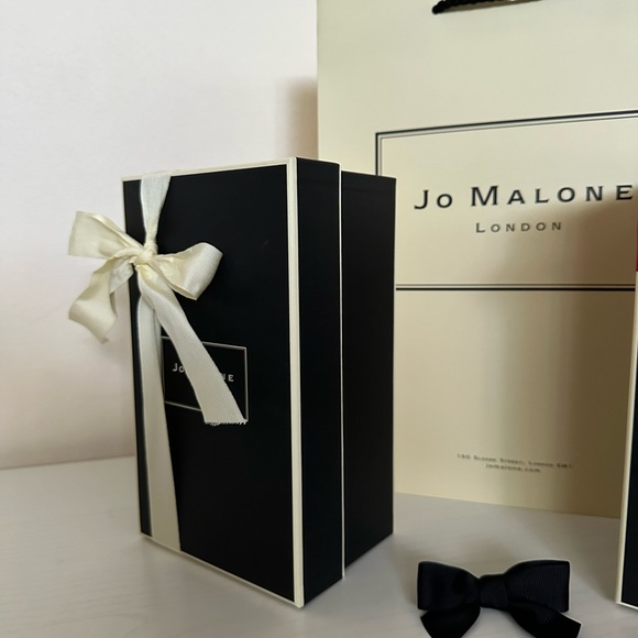 Jo Malone EMPTY (2) Diffuser Gift Boxes and (1) Medium Gift Bag - Picture 2 of 8